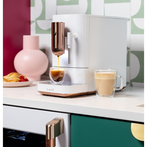 J-ESPRESSO-MACHINE-C7CEBBS4RW3-CAFE-ANGLE-LIFESTYLE