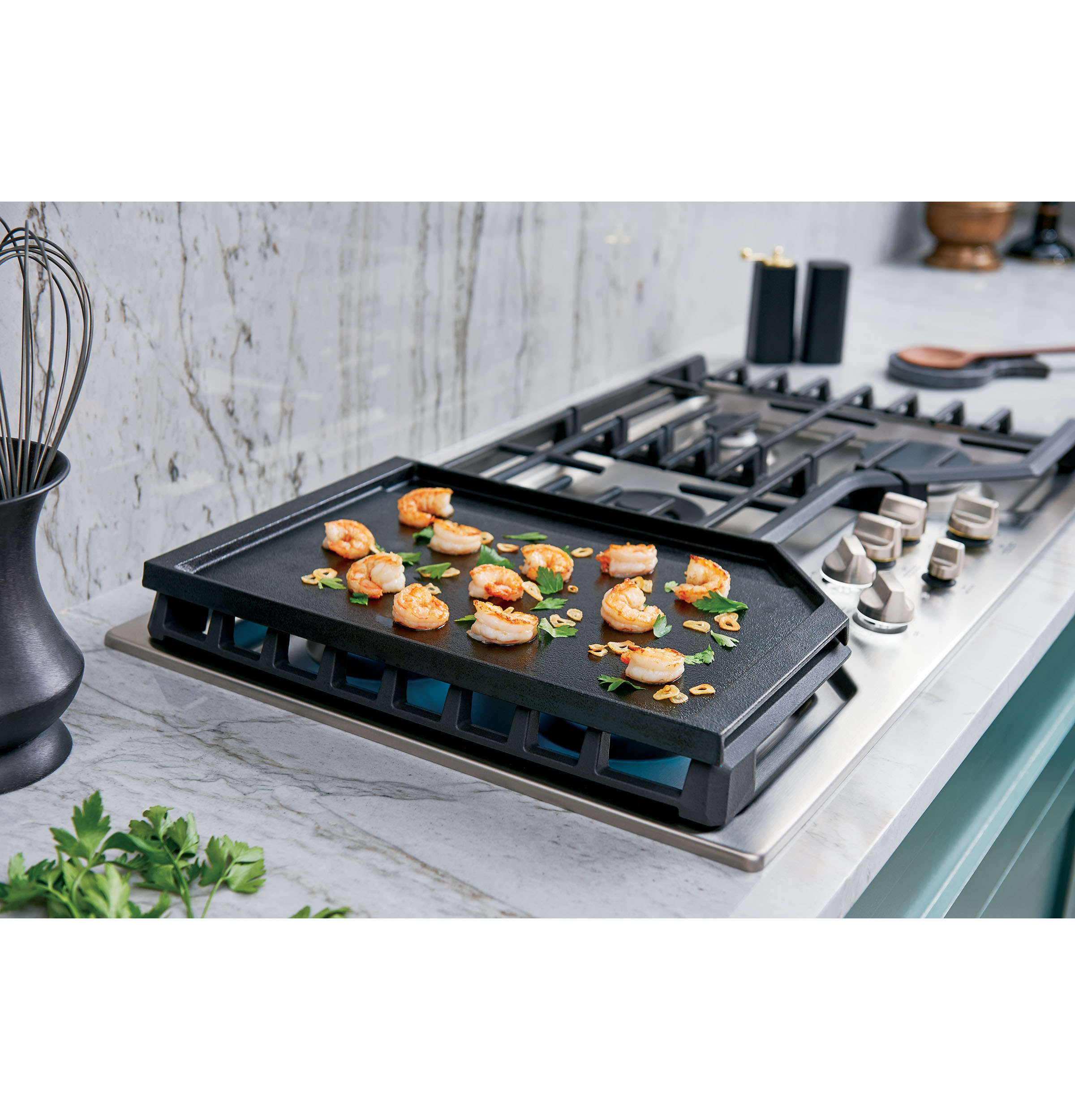 Highlight Mabe Image about Extra-large griddle means more cooking with less cookware