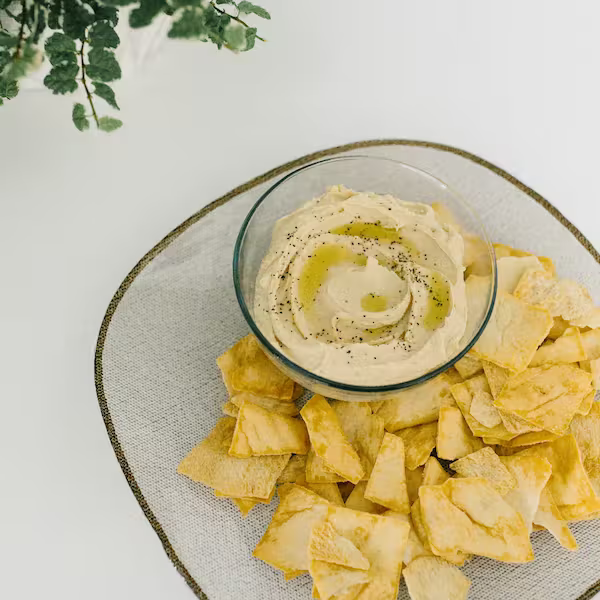 Houmous avec croustilles de pita